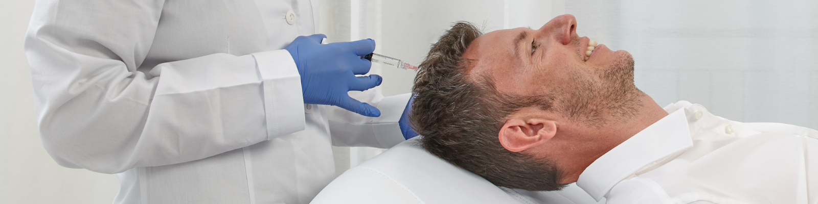 testa dell'uomo con la siringa vicino