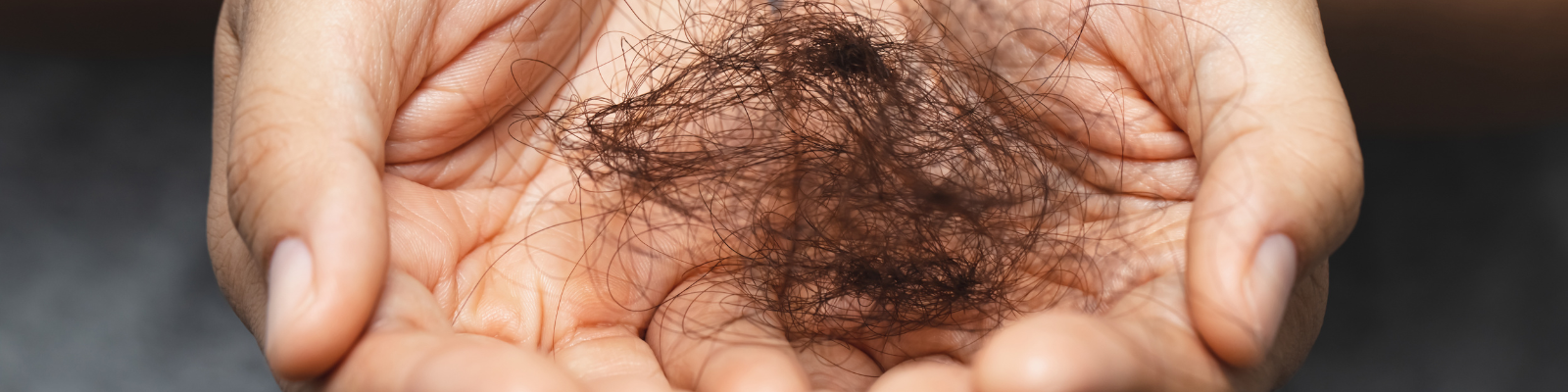 capelli caduti nelle mani