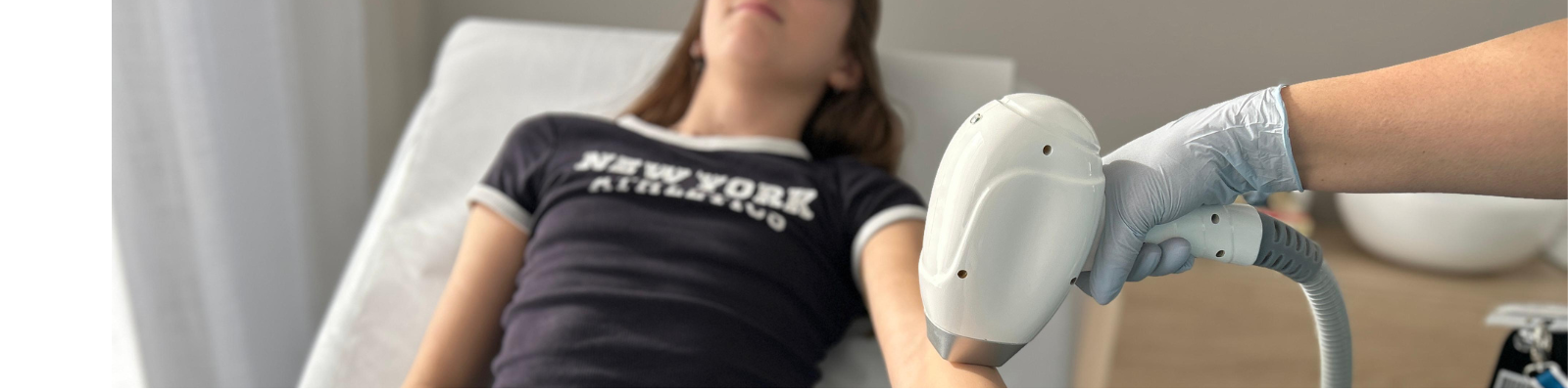 la ragazza di 12 anni a cui viene eseguita epilazione al braccio